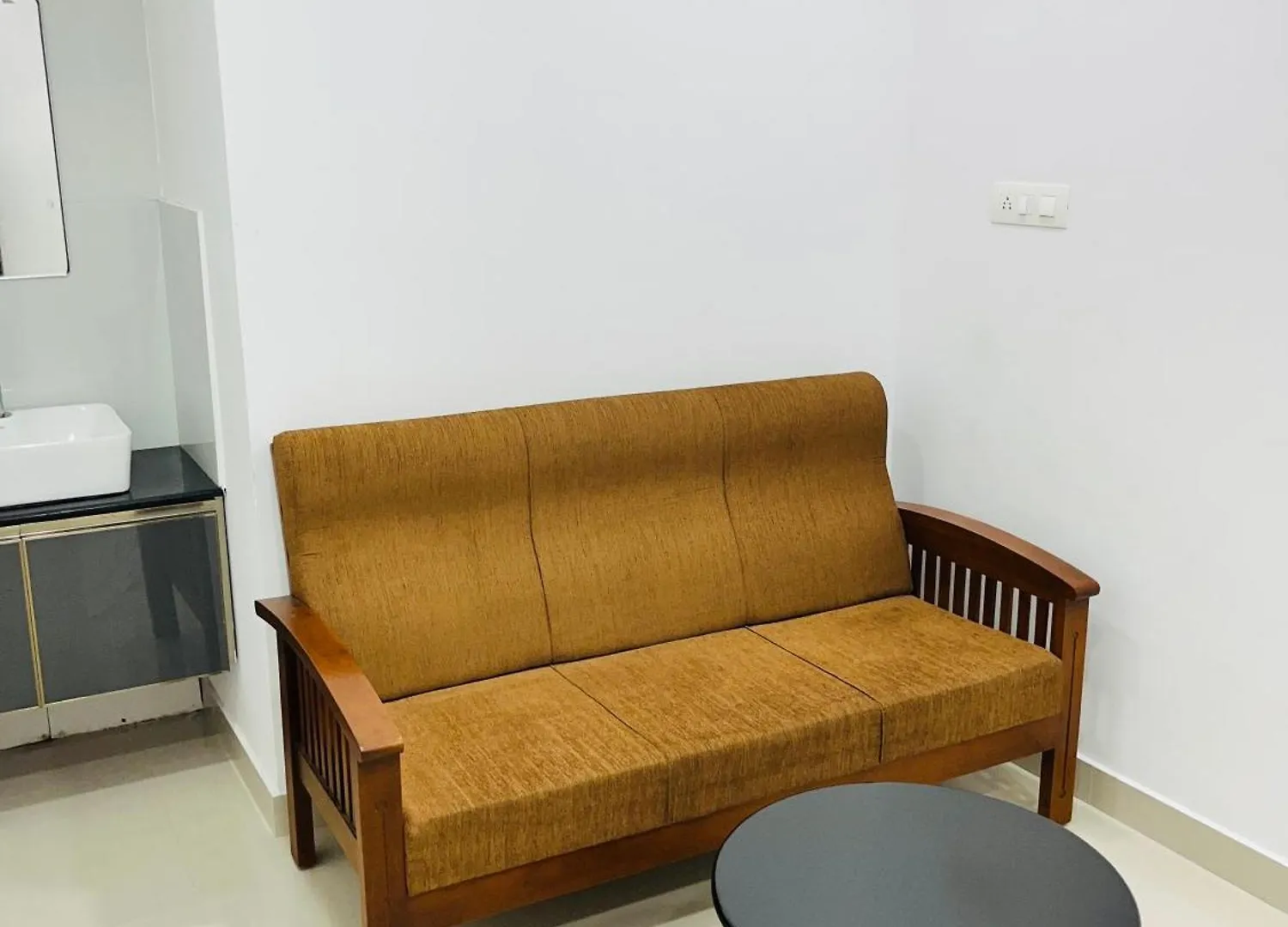 Contactos de Ample Homes 2 Bhk Apartment - Near To Aims